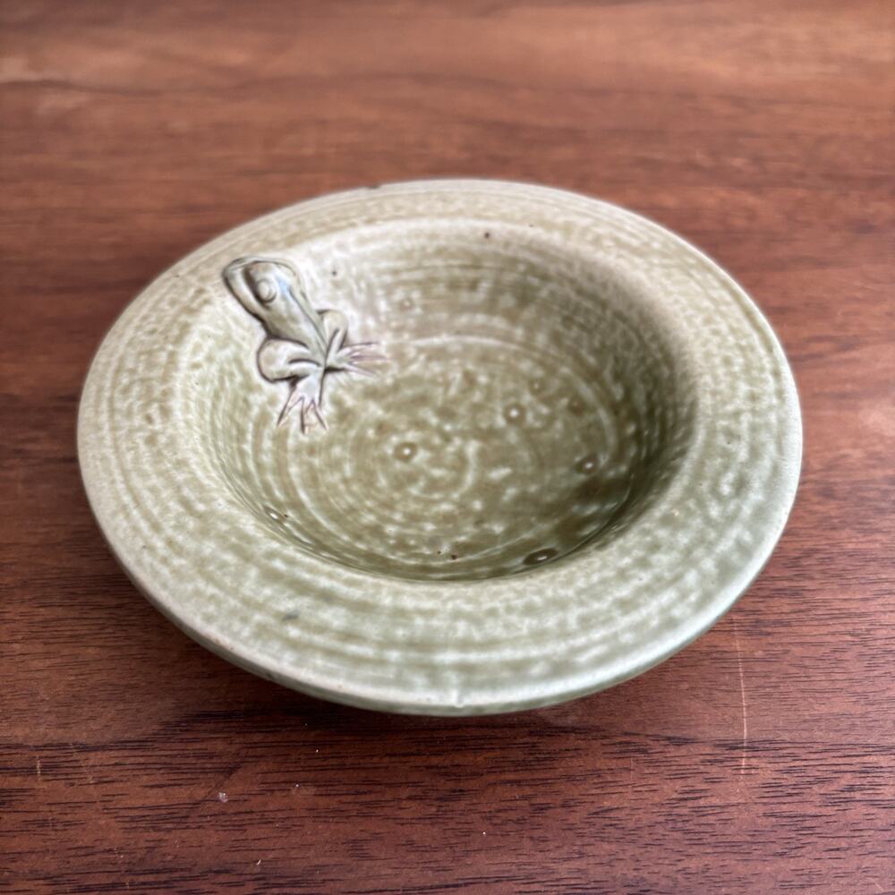 Celadon Green Art Pottery Applied Frog On Leaf Lily Pad Trinket Dish 4.5”